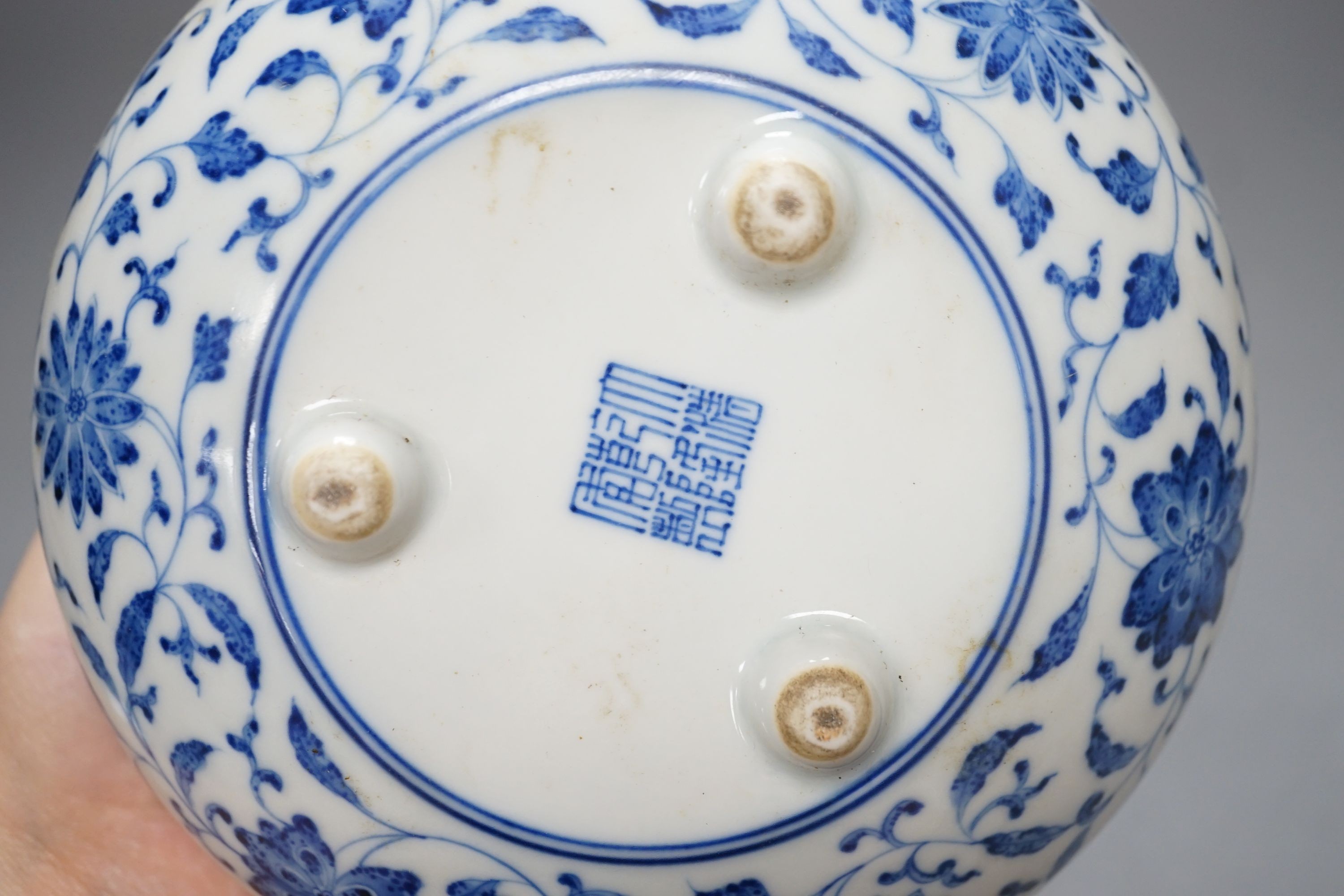 A Chinese blue and white pot, 15cm